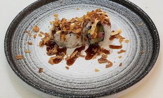 California de surimi con aguacate y cebolla crujiente (8 pzs.)