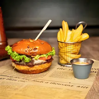 Burger cu ceapă caramelizată și gorgonzola și cartofi prăjiți / wedges