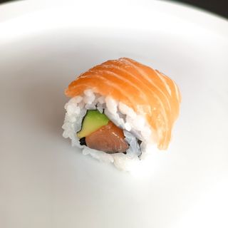 84. Salmón Uramaki (8 Pzs.)