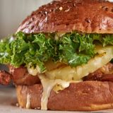 Бургер з куркою та ананасом