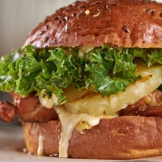 Бургер з куркою та ананасом