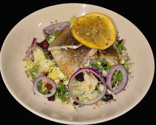 Obrok salata sa rasinskom pastrmkom