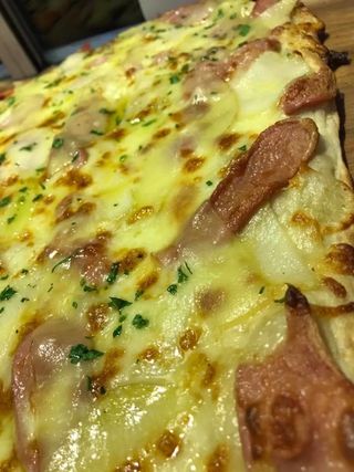 Pizza Wurstel & cartofi