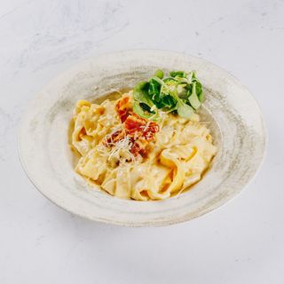 Tagliatelle s puretinom i bučinim košticama