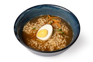 Ramen in brodo con verdure
