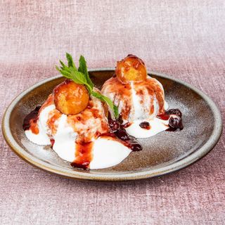 Papanaşi cu smântână şi dulceaţă