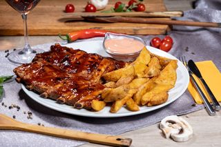 Coaste cu cartofi wedges si sos rosa