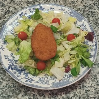 Ensalada Cesar con pechuga empanada.
