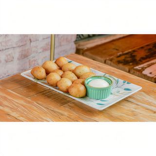 Buñuelos de bacalao y salsa alioli (plato)