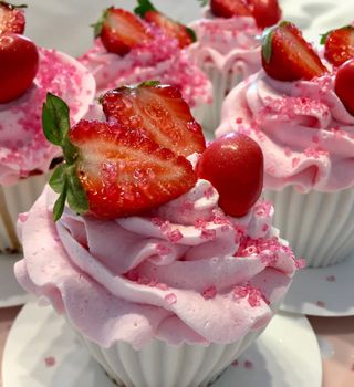 Deliziosi cupcake di pan di Spagna alla fragola