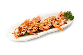 Spiedini di gamberi alla griglia