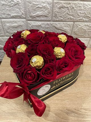 Box Rose Rouge Avec Des Boules Au Chocolat - Moyenne Taille