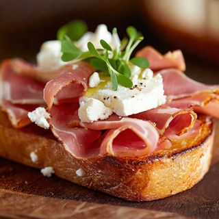 Tosta De Jamón Ibérico Con Rulo De Cabra