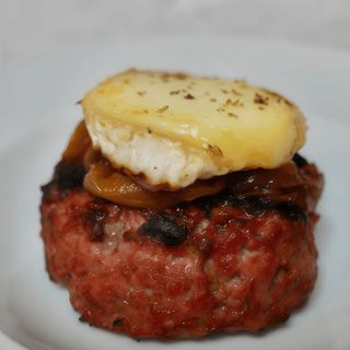 Hamburguesa con queso de cabra y cebolla caramelizada