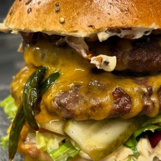 Smokin hot double burger, cartofi chips, sos chili mayo