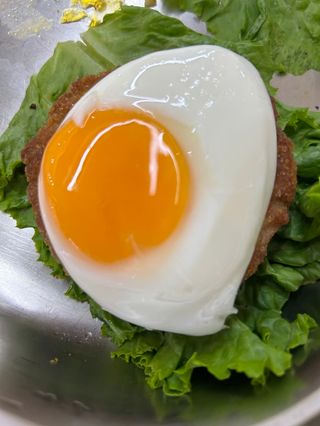 Бифштекс с яйцом