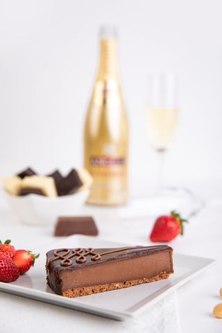 Felie tort ganaj din 3 tipuri de ciocolata fina belgiana