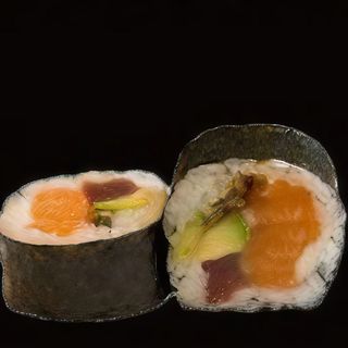 66. Futomaki De Salmón, Aguacate Y Atún