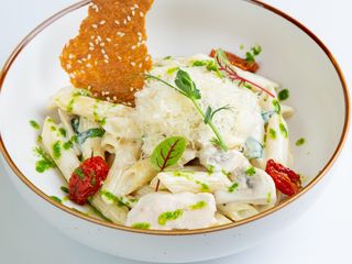 Пенне с курицей и грибами