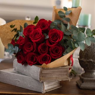 bouquet 12 rosas rojas cortas