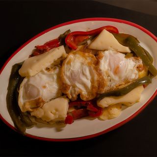 Bandeja de arzúa y pimientos asados