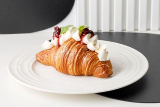 Croissant cu vișine și cremă Mascarpone