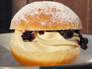 Пампух чіз-чорниця (1шт)