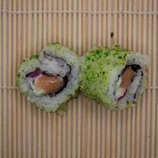 Uramaki 12 Salmón Cebolla roja Salsa wasabi y Crunch