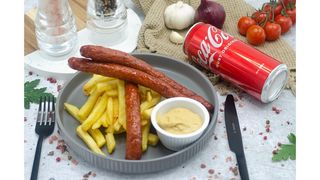 Carnati prajiti,cartofi prajiti,mustar,Coca Cola