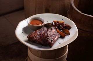 Запечені свинні ребра у томатній глазурі із картоплею (230/80/65 г)