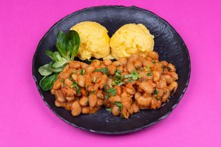 Mâncărică de fasole cu mămăliguță şi murături