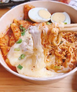 Topoki picante con queso y fideos