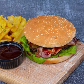 Hamburger de Vită cu Cartofi Aromatizați