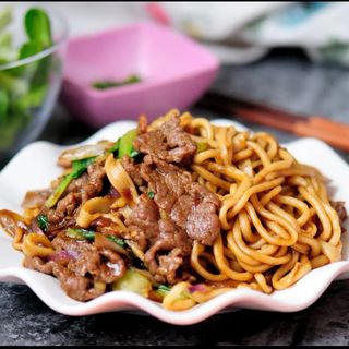 Tallarines fritos con terneras