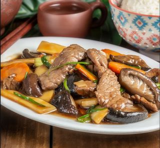 64. Ternera Con Bambú Y Setas Chinas