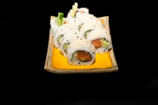 Uramaki łosoś surowy 8szt