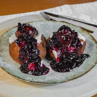 Papanasi cu gem si smantana