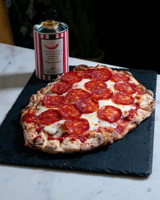 Pinsa Salamino Piccante (20 Cm. A 30 Cm. Aprox.)