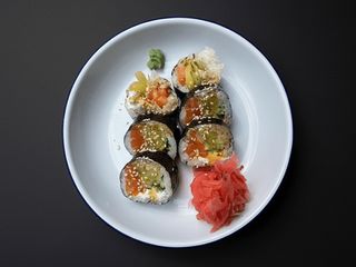 FUTOMAKI  ŁOSOŚ (200g)