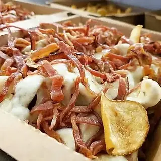Patate dippers con fonduta di formaggi e bacon croccante
