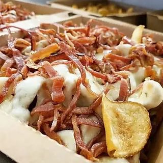 Patate dipper con fonduta di formaggi e julienne di bacon croccante