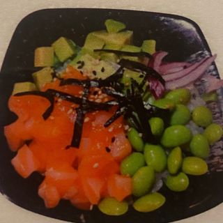 144.Poke salmón,cebolla,aguacates,judías y sésamos 