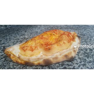 25. Pizza calzone