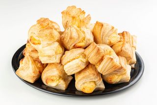 Mini pateuri cu brânză sarata