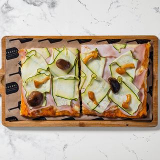 Pizza Tacchino e zucchini con funghi (1 persoana)