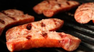 Salsiccia alla piastra - 2 pezzi piu patatine fritte 