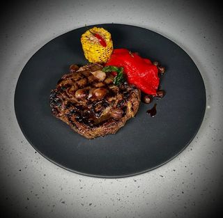 Рібай з овочами гриль та карамелізованою цибулею (622г)