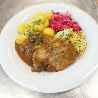 Karkówka pieczona z kluskami śląskimi