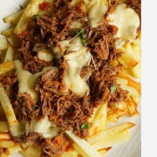 Papas  Carne Mechada y queso