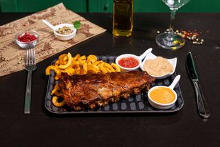 Coaste de porc Irish Ribs cu cartofi prajiti si trei sosuri